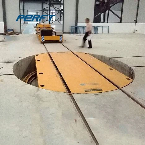 Vagón de transferencia ferroviaria funcionando sobre plataforma giratoria